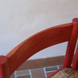 Paire de chaises italiennes vintage années 70, hêtre laqué rouge, assises paille, modèle dans l'esprit Carimate de Vico Magistretti