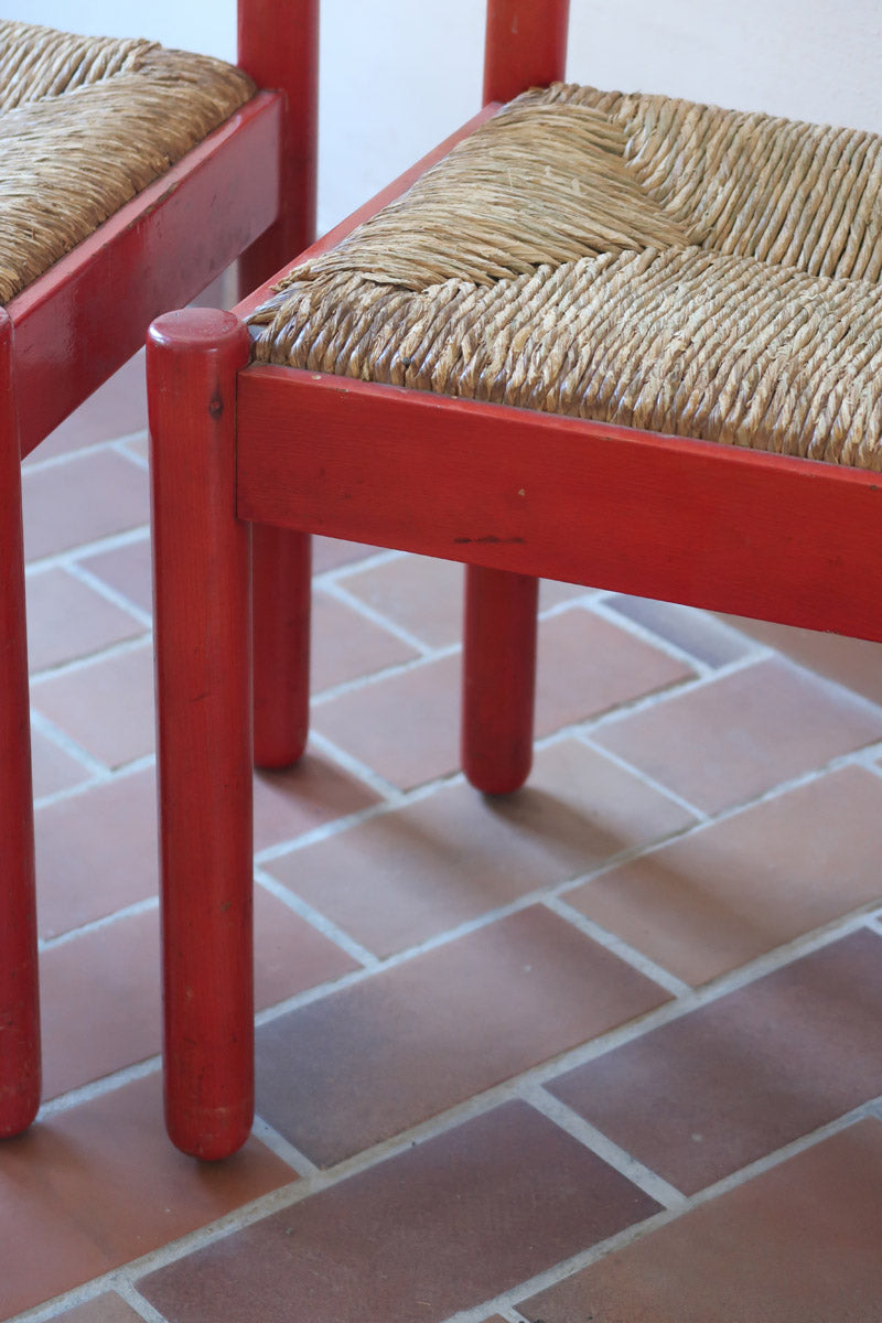 Paire de chaises italiennes vintage années 70, hêtre laqué rouge, assises paille, modèle dans l'esprit Carimate de Vico Magistretti