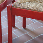 Paire de chaises italiennes vintage années 70, hêtre laqué rouge, assises paille, modèle dans l'esprit Carimate de Vico Magistretti