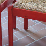 Paire de chaises italiennes vintage années 70, hêtre laqué rouge, assises paille, modèle dans l'esprit Carimate de Vico Magistretti