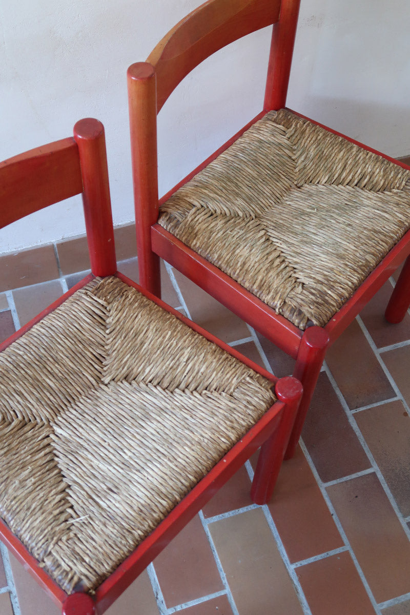 Paire de chaises italiennes vintage années 70, hêtre laqué rouge, assises paille, modèle dans l'esprit Carimate de Vico Magistretti