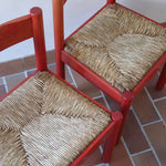 Paire de chaises italiennes vintage années 70, hêtre laqué rouge, assises paille, modèle dans l'esprit Carimate de Vico Magistretti