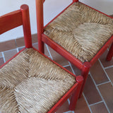 Paire de chaises italiennes vintage années 70, hêtre laqué rouge, assises paille, modèle dans l'esprit Carimate de Vico Magistretti