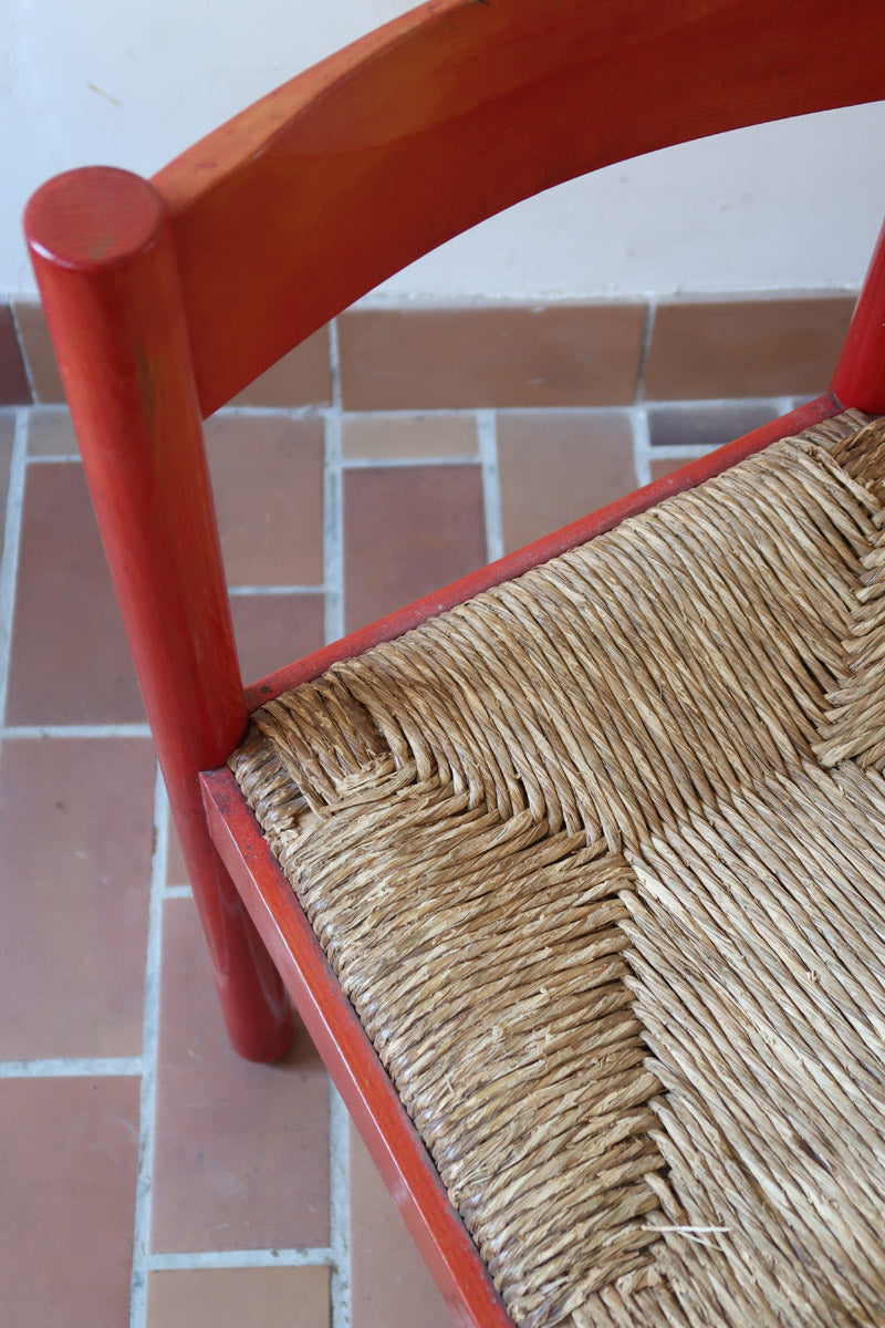 Paire de chaises italiennes vintage années 70, hêtre laqué rouge, assises paille, modèle dans l'esprit Carimate de Vico Magistretti