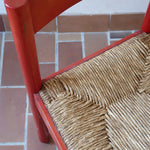 Paire de chaises italiennes vintage années 70, hêtre laqué rouge, assises paille, modèle dans l'esprit Carimate de Vico Magistretti