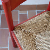 Paire de chaises italiennes vintage années 70, hêtre laqué rouge, assises paille, modèle dans l'esprit Carimate de Vico Magistretti