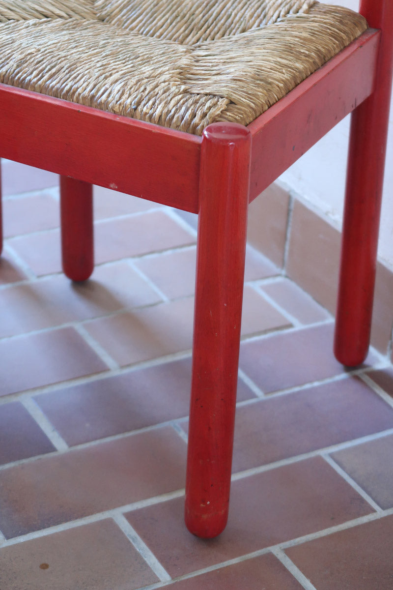 Paire de chaises italiennes vintage années 70, hêtre laqué rouge, assises paille, modèle dans l'esprit Carimate de Vico Magistretti
