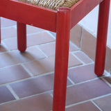 Paire de chaises italiennes vintage années 70, hêtre laqué rouge, assises paille, modèle dans l'esprit Carimate de Vico Magistretti