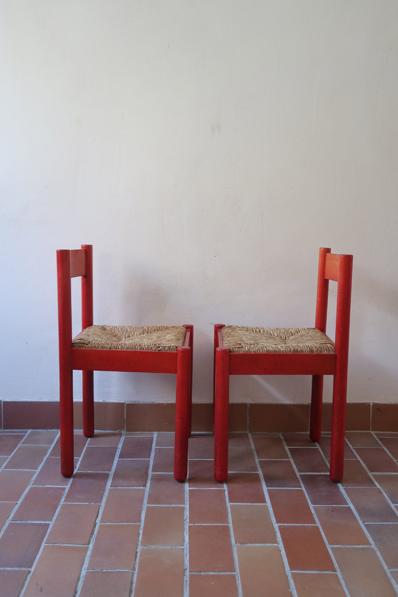 Paire de chaises italiennes vintage années 70, hêtre laqué rouge, assises paille, modèle dans l'esprit Carimate de Vico Magistretti