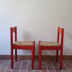 Paire de chaises italiennes vintage années 70, hêtre laqué rouge, assises paille, modèle dans l'esprit Carimate de Vico Magistretti