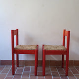 Paire de chaises italiennes vintage années 70, hêtre laqué rouge, assises paille, modèle dans l'esprit Carimate de Vico Magistretti