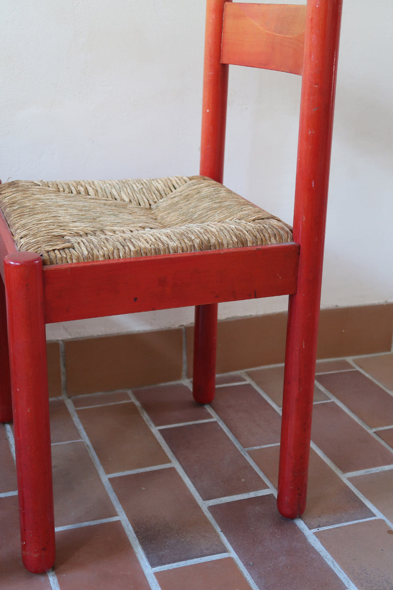 Paire de chaises italiennes vintage années 70, hêtre laqué rouge, assises paille, modèle dans l'esprit Carimate de Vico Magistretti