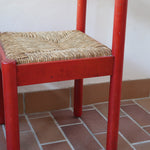 Paire de chaises italiennes vintage années 70, hêtre laqué rouge, assises paille, modèle dans l'esprit Carimate de Vico Magistretti