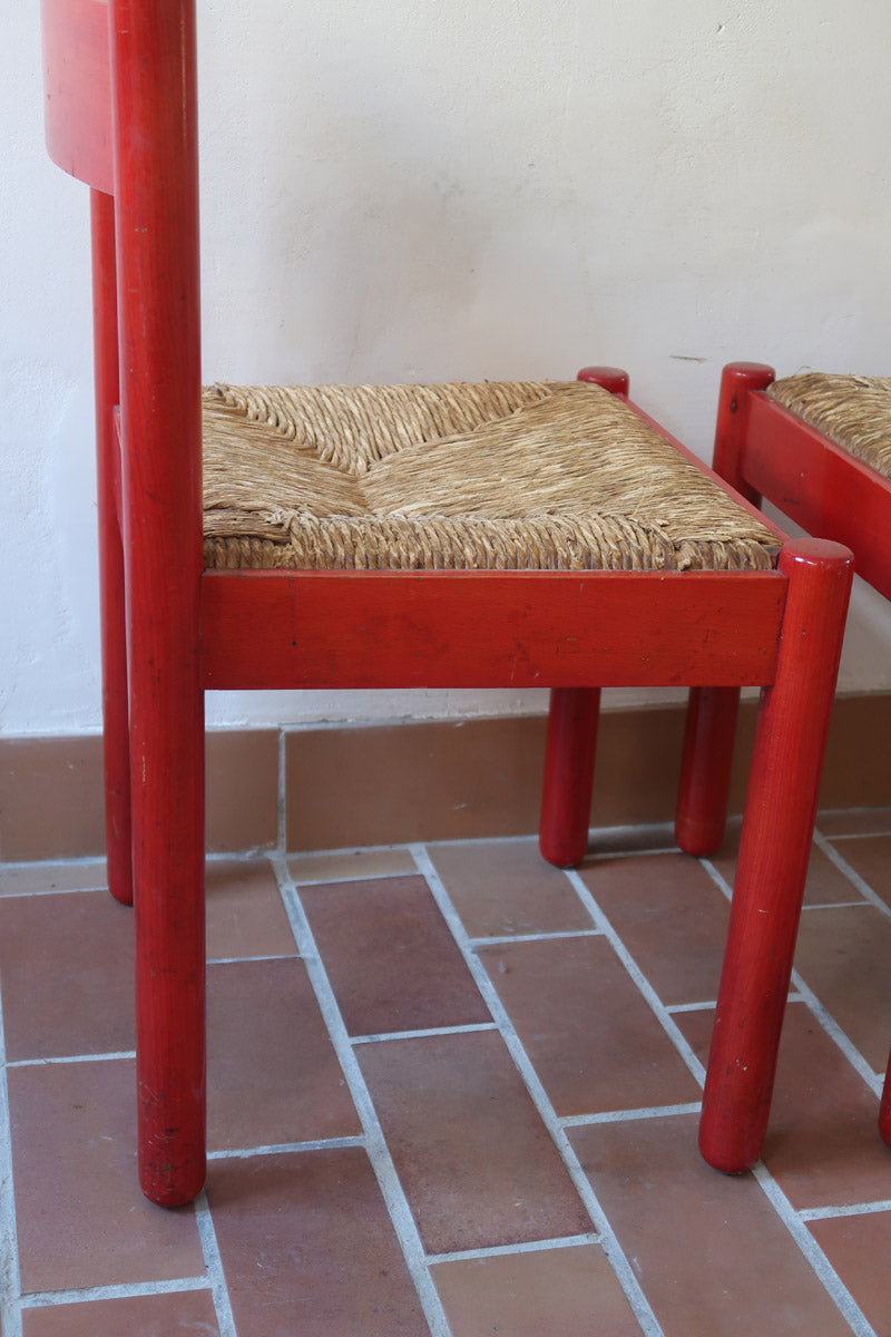 Paire de chaises italiennes vintage années 70, hêtre laqué rouge, assises paille, modèle dans l'esprit Carimate de Vico Magistretti