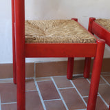 Paire de chaises italiennes vintage années 70, hêtre laqué rouge, assises paille, modèle dans l'esprit Carimate de Vico Magistretti