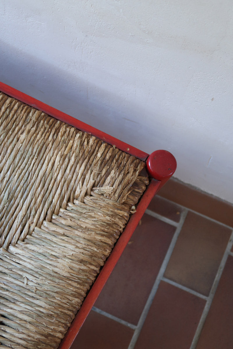 Paire de chaises italiennes vintage années 70, hêtre laqué rouge, assises paille, modèle dans l'esprit Carimate de Vico Magistretti