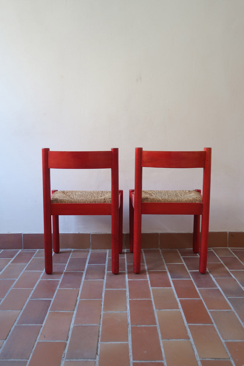 Paire de chaises italiennes vintage années 70, hêtre laqué rouge, assises paille, modèle dans l'esprit Carimate de Vico Magistretti