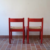Paire de chaises italiennes vintage années 70, hêtre laqué rouge, assises paille, modèle dans l'esprit Carimate de Vico Magistretti
