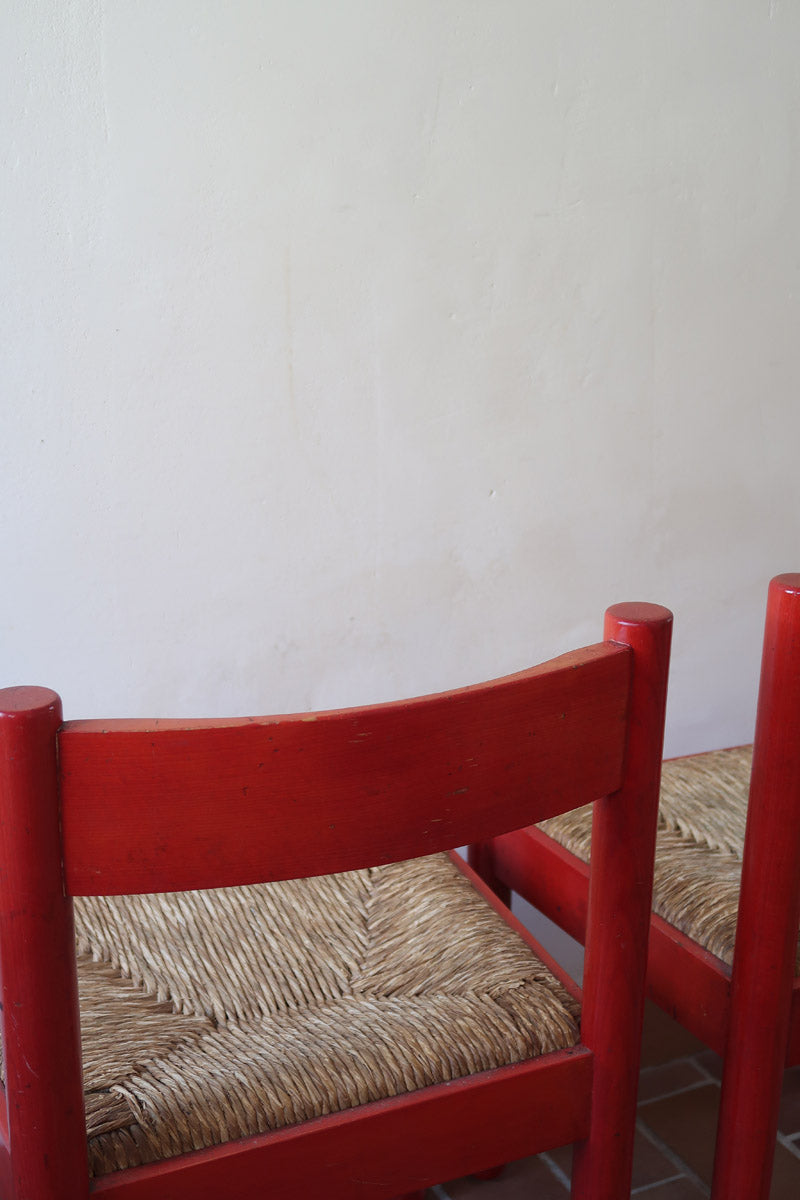 Paire de chaises italiennes vintage années 70, hêtre laqué rouge, assises paille, modèle dans l'esprit Carimate de Vico Magistretti