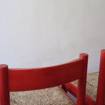 Paire de chaises italiennes vintage années 70, hêtre laqué rouge, assises paille, modèle dans l'esprit Carimate de Vico Magistretti