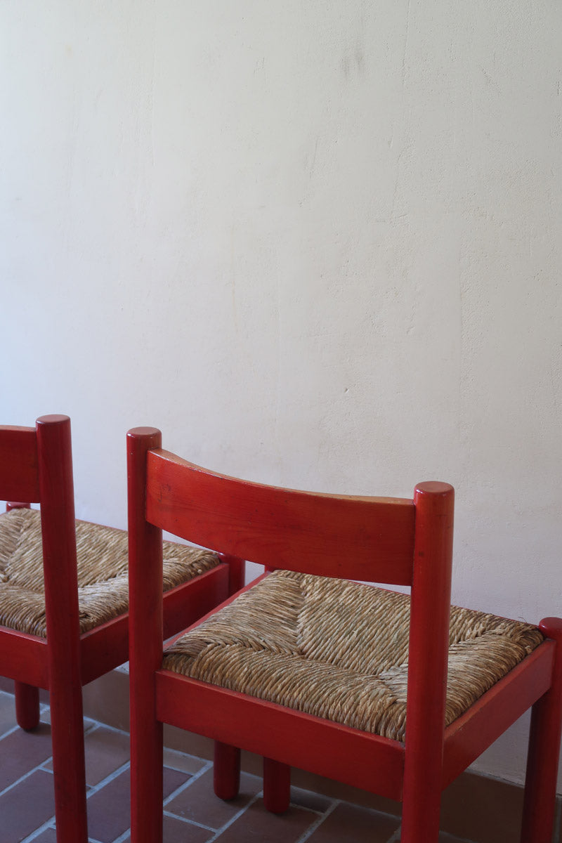 Paire de chaises italiennes vintage années 70, hêtre laqué rouge, assises paille, modèle dans l'esprit Carimate de Vico Magistretti
