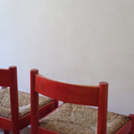 Paire de chaises italiennes vintage années 70, hêtre laqué rouge, assises paille, modèle dans l'esprit Carimate de Vico Magistretti