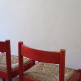 Paire de chaises italiennes vintage années 70, hêtre laqué rouge, assises paille, modèle dans l'esprit Carimate de Vico Magistretti