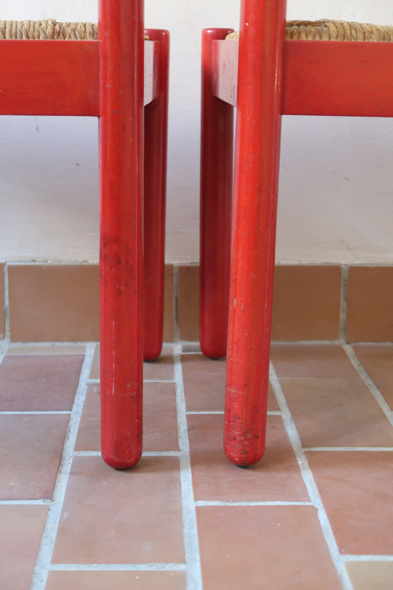 Paire de chaises italiennes vintage années 70, hêtre laqué rouge, assises paille, modèle dans l'esprit Carimate de Vico Magistretti