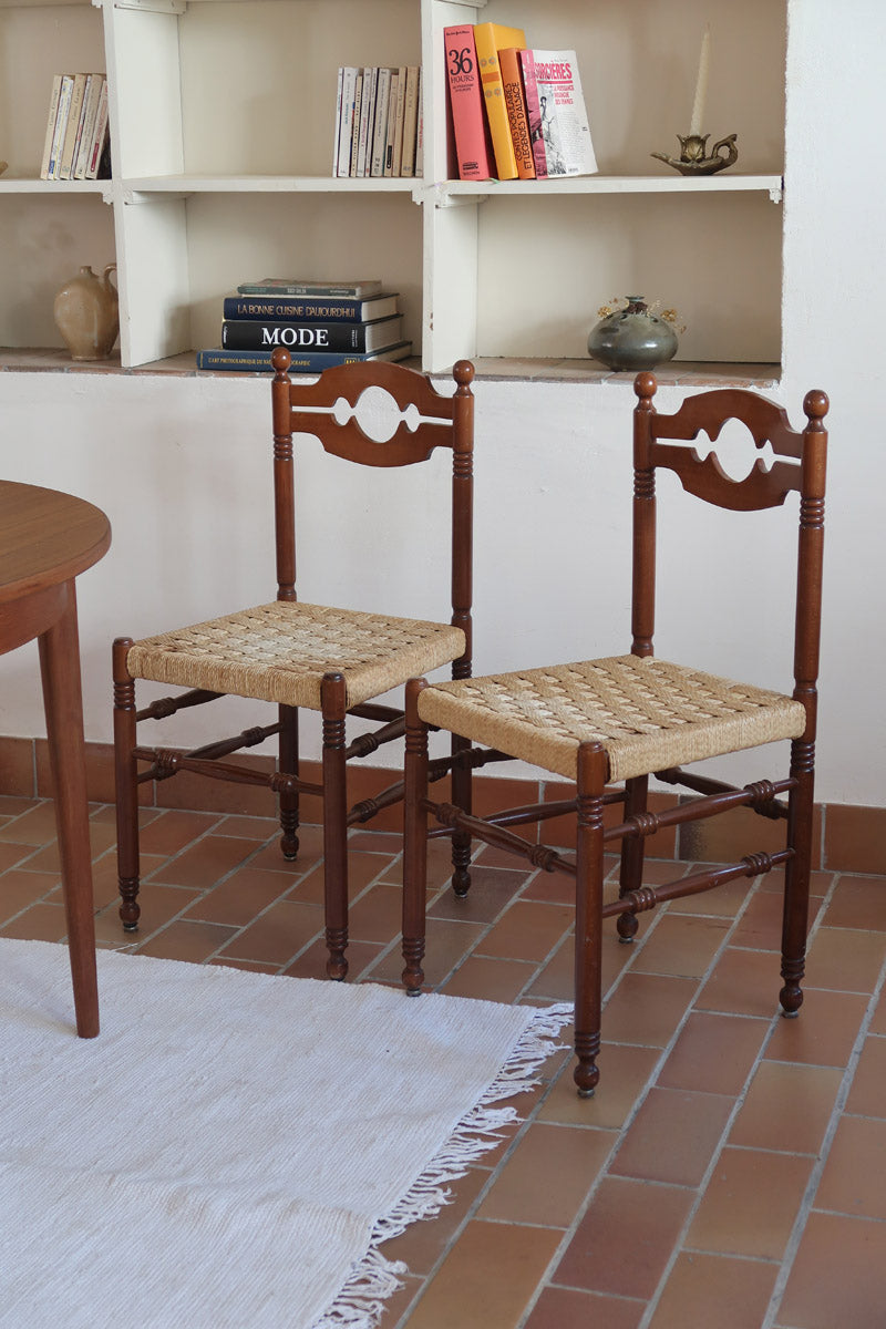 Paire de chaises rustiques vintage années 70, bois tourné, dossier médaillon, assises en corde tressée