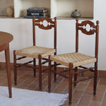 Paire de chaises rustiques vintage années 70, bois tourné, dossier médaillon, assises en corde tressée