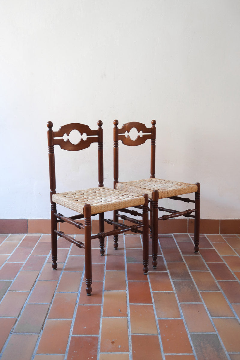 Paire de chaises rustiques vintage années 70, bois tourné, dossier médaillon, assises en corde tressée