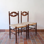 Paire de chaises rustiques vintage années 70, bois tourné, dossier médaillon, assises en corde tressée
