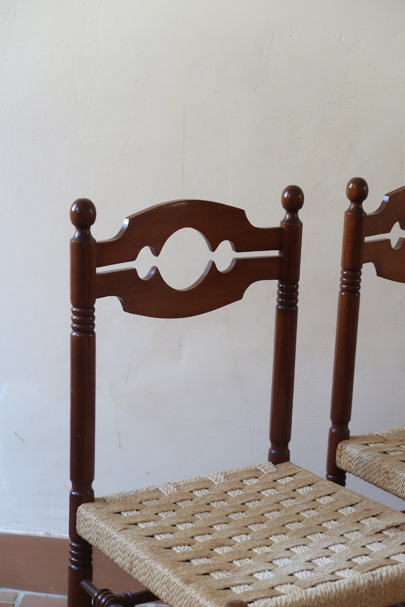 Paire de chaises rustiques vintage années 70, bois tourné, dossier médaillon, assises en corde tressée