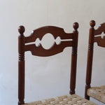 Paire de chaises rustiques vintage années 70, bois tourné, dossier médaillon, assises en corde tressée