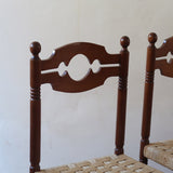 Paire de chaises rustiques vintage années 70, bois tourné, dossier médaillon, assises en corde tressée
