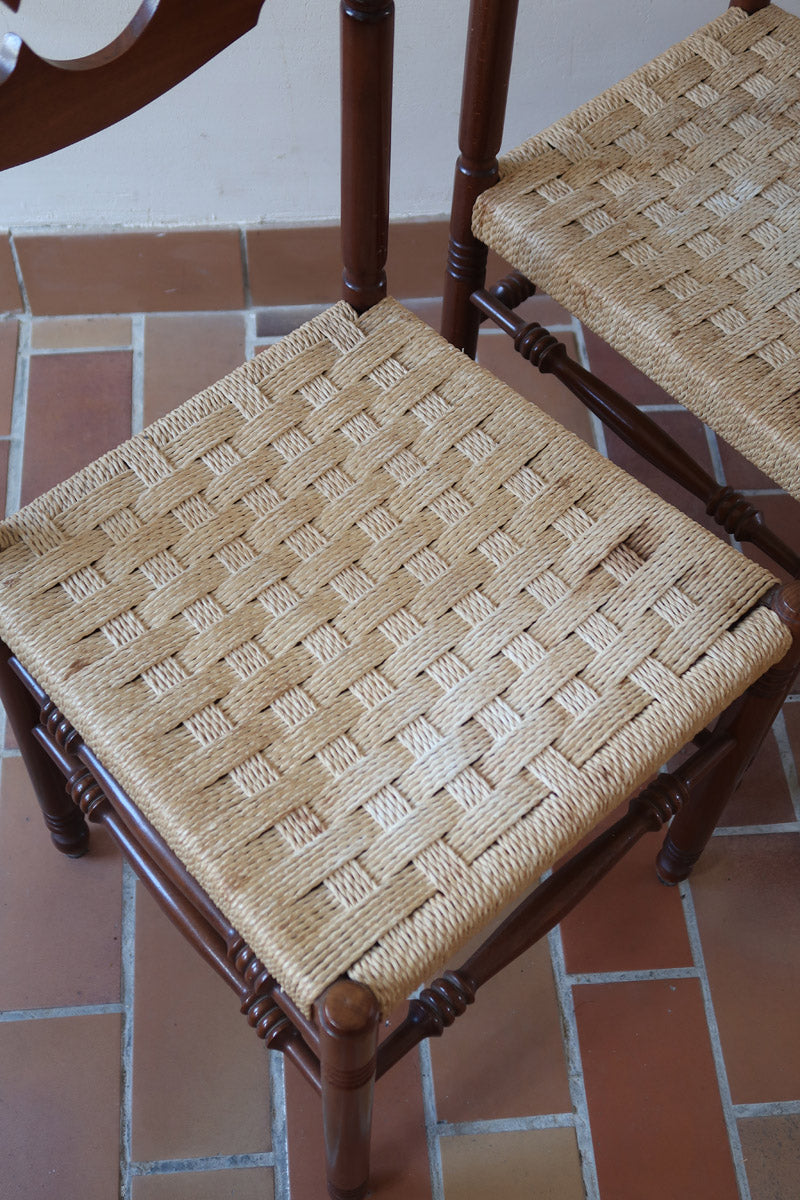 Paire de chaises rustiques vintage années 70, bois tourné, dossier médaillon, assises en corde tressée