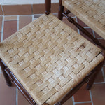 Paire de chaises rustiques vintage années 70, bois tourné, dossier médaillon, assises en corde tressée