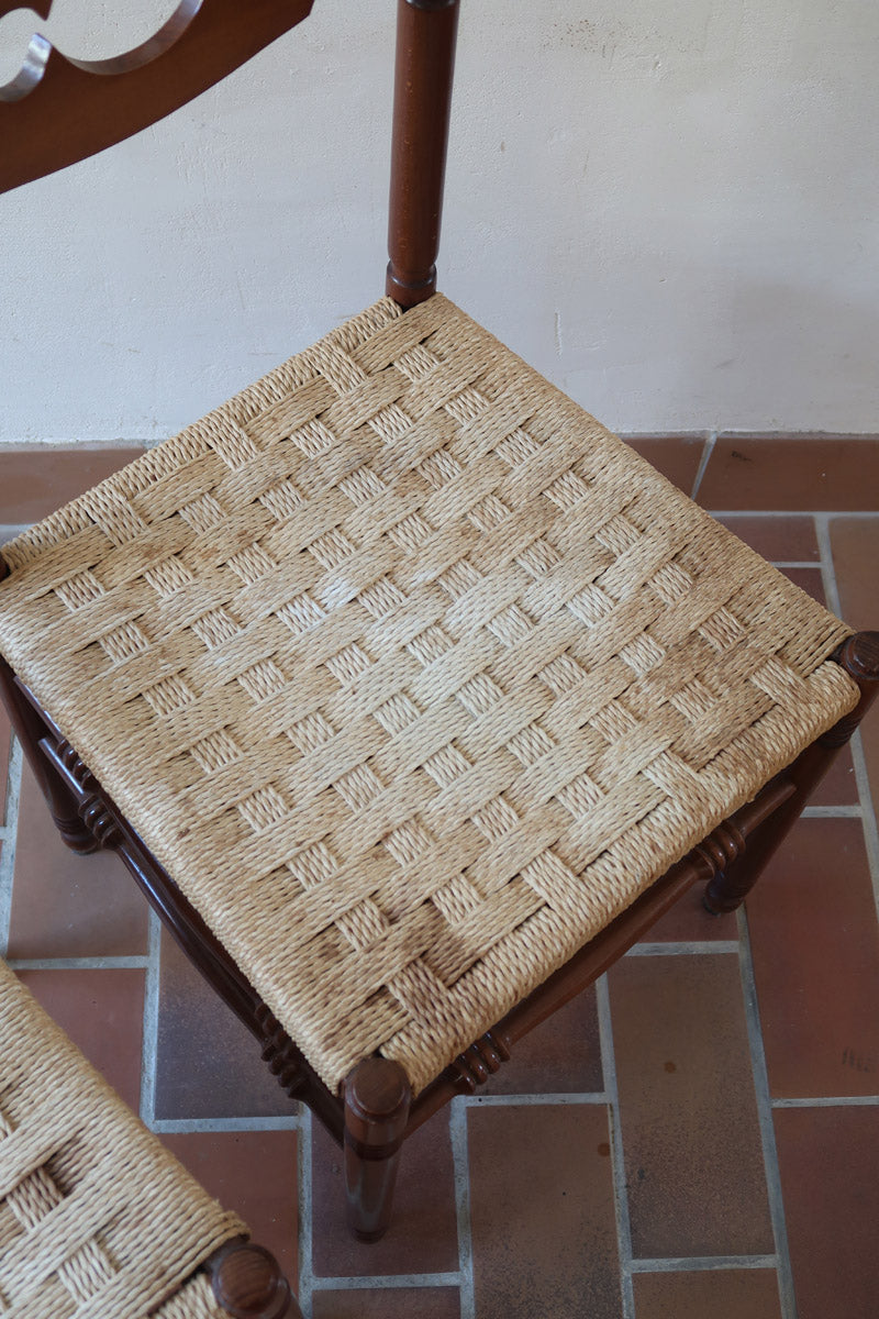 Paire de chaises rustiques vintage années 70, bois tourné, dossier médaillon, assises en corde tressée