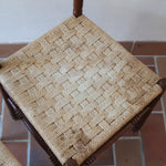 Paire de chaises rustiques vintage années 70, bois tourné, dossier médaillon, assises en corde tressée