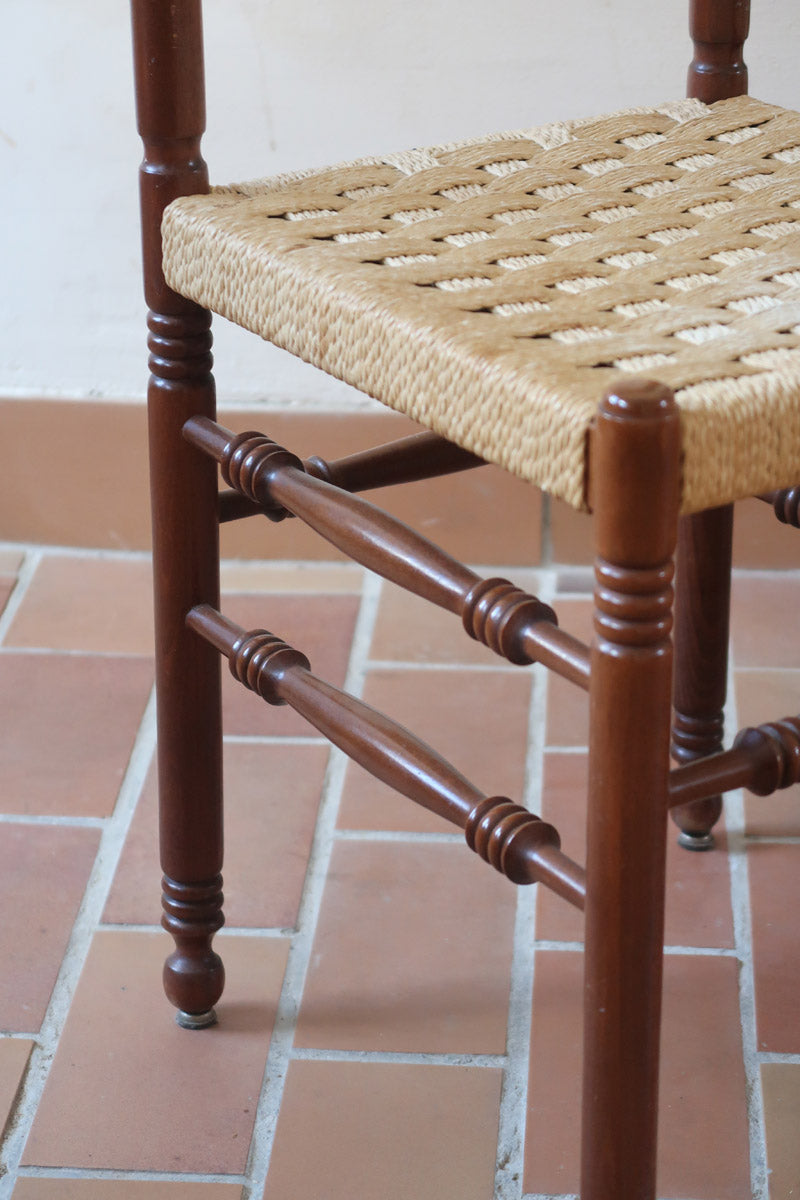 Paire de chaises rustiques vintage années 70, bois tourné, dossier médaillon, assises en corde tressée