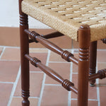 Paire de chaises rustiques vintage années 70, bois tourné, dossier médaillon, assises en corde tressée