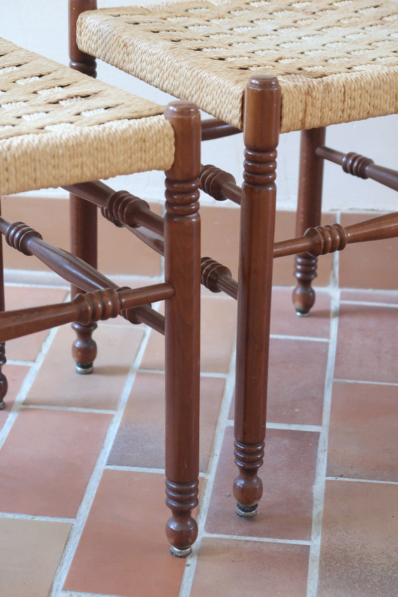 Paire de chaises rustiques vintage années 70, bois tourné, dossier médaillon, assises en corde tressée