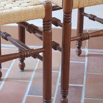 Paire de chaises rustiques vintage années 70, bois tourné, dossier médaillon, assises en corde tressée