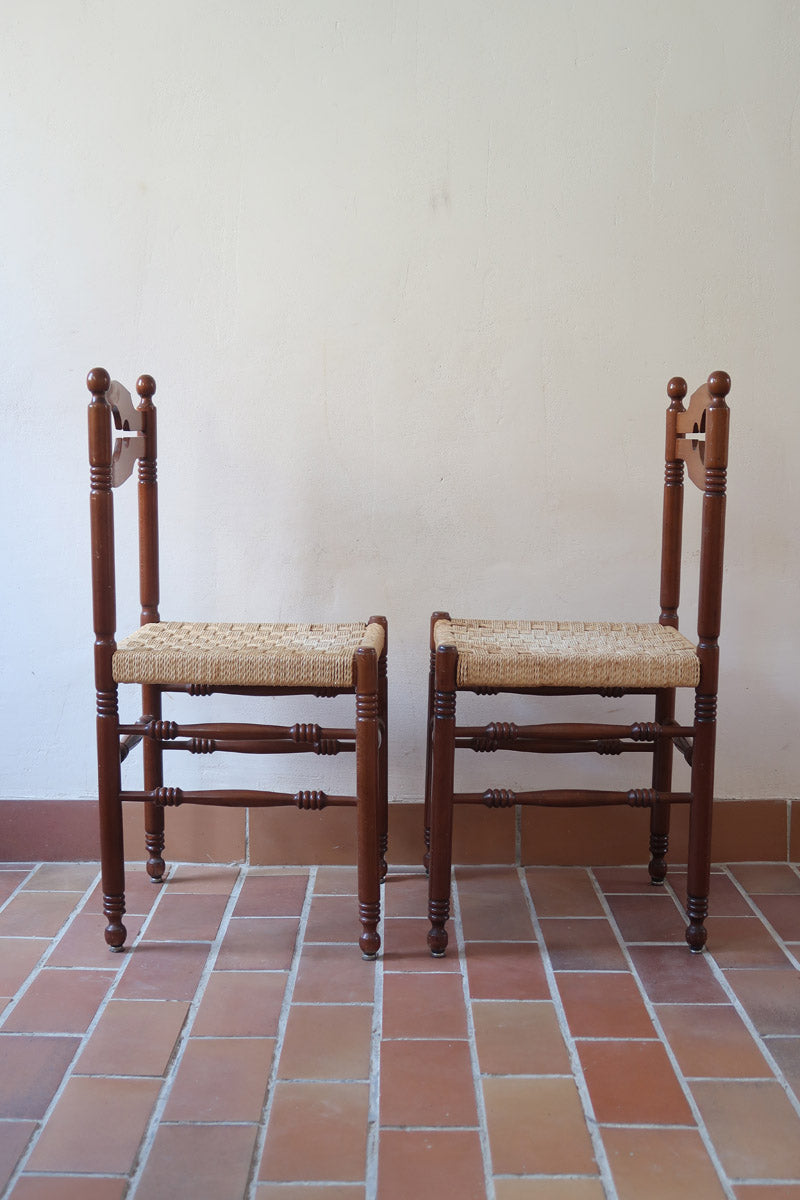 Paire de chaises rustiques vintage années 70, bois tourné, dossier médaillon, assises en corde tressée