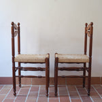 Paire de chaises rustiques vintage années 70, bois tourné, dossier médaillon, assises en corde tressée
