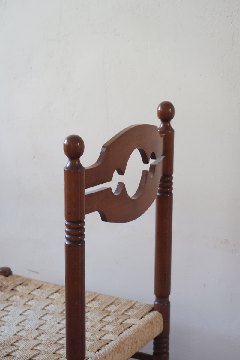 Paire de chaises rustiques vintage années 70, bois tourné, dossier médaillon, assises en corde tressée
