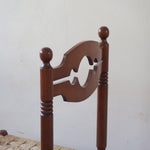Paire de chaises rustiques vintage années 70, bois tourné, dossier médaillon, assises en corde tressée