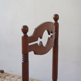 Paire de chaises rustiques vintage années 70, bois tourné, dossier médaillon, assises en corde tressée