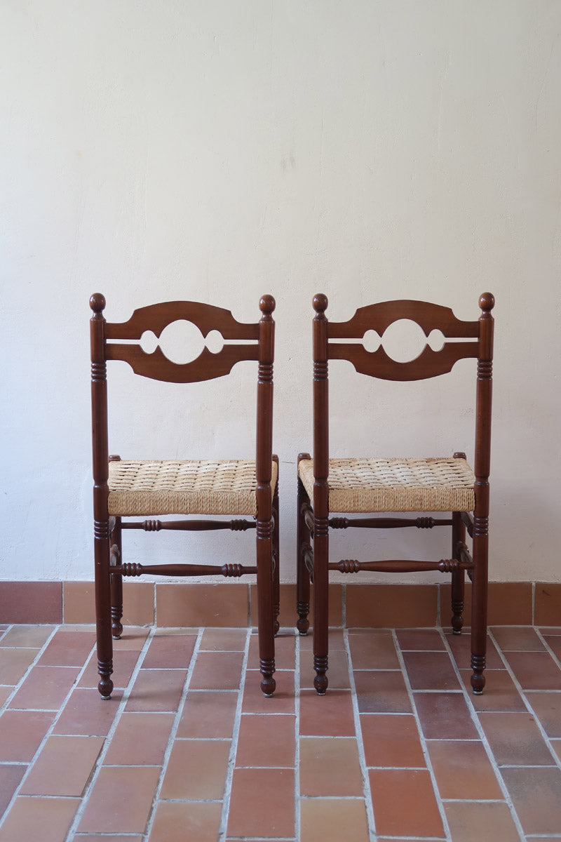 Paire de chaises rustiques vintage années 70, bois tourné, dossier médaillon, assises en corde tressée