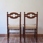 Paire de chaises rustiques vintage années 70, bois tourné, dossier médaillon, assises en corde tressée